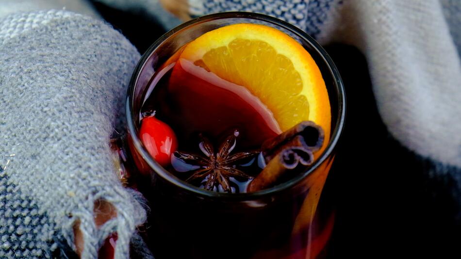 Weihnachtsmarkt: Warum man von heißem Glühwein schneller betrunken wird