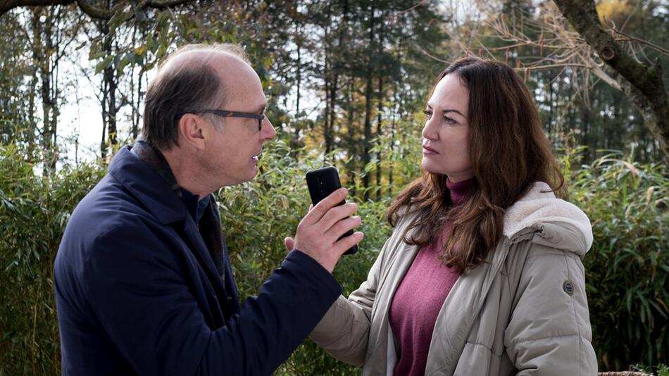 "Unter anderen Umständen: Dämonen": Arne Brauner (Martin Brambach) zeigt Jana Winter (Natalia ...