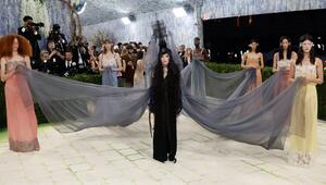 Großer Auftritt: Madonna in ihrem düsteren Look mit Geisterschiff-Hut, langen Schals und ...