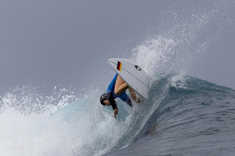 Die deutsche Surferin Camilla Kemp reitet eine olympische Welle vor Tahiti