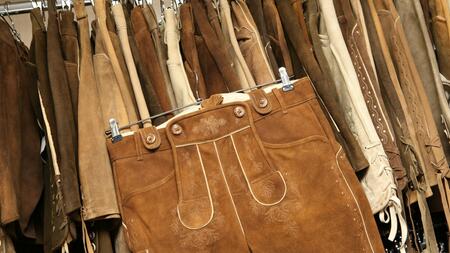 Bierbad und Senfflecken: So wird die Lederhose sauber