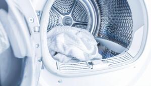 Ein weißes Handtuch liegt in einem Wäschetrockner.
