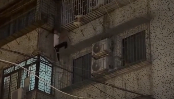 „Spider-Mann“ im Einsatz: Augenzeuge rettet Kleinkind vor Sturz aus Fenster