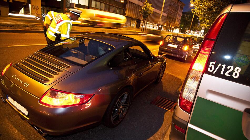 Polizeikontrolle bei Nacht