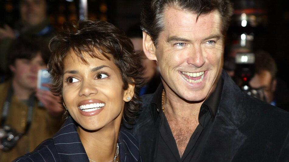 Halle Berry und Pierce Brosnan auf dem roten Teppich 2002.