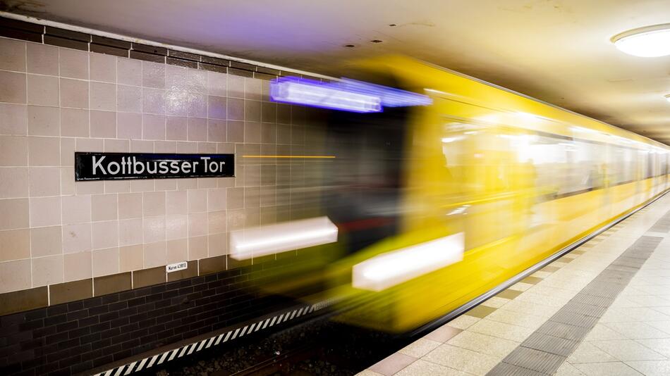 Mann in Berlin bei Streit vor U-Bahn gestoßen