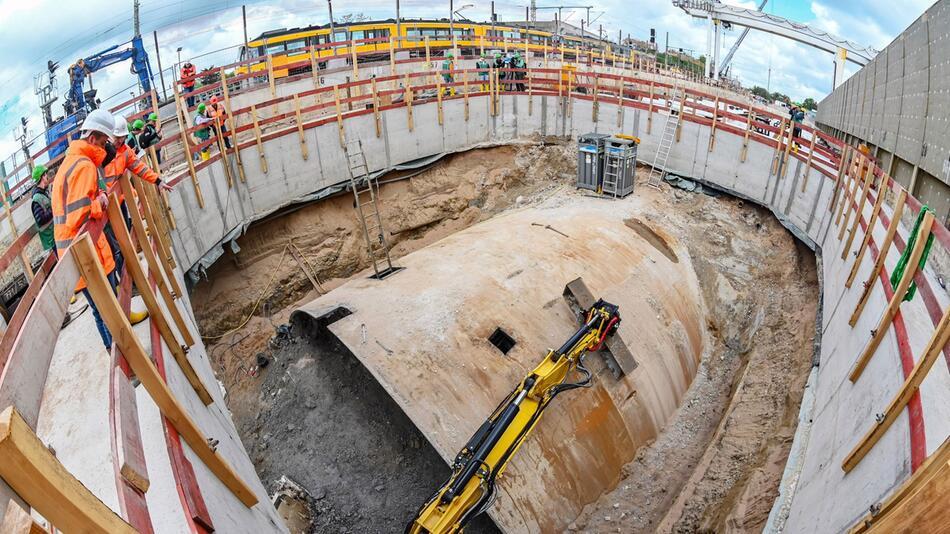 Deutsche Bahn legt einbetonierte Tunnelbohrmaschine frei