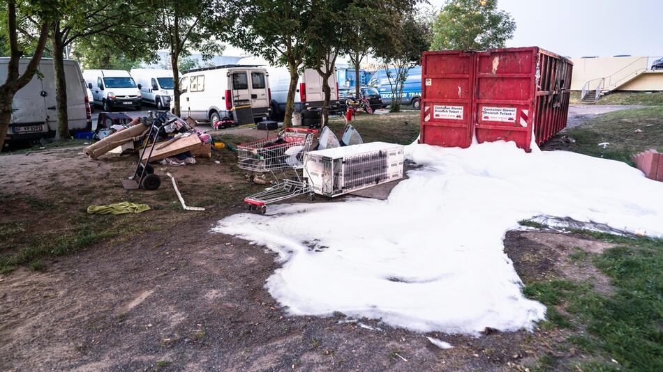 Gruppe von rund 50 Männern greifen Polizisten an