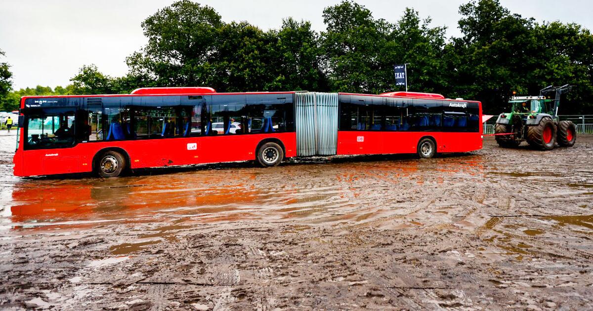 Mit dem Trekker aus dem Schlamm: Abreise vom Wacken hatte es in sich | 1&amp;1