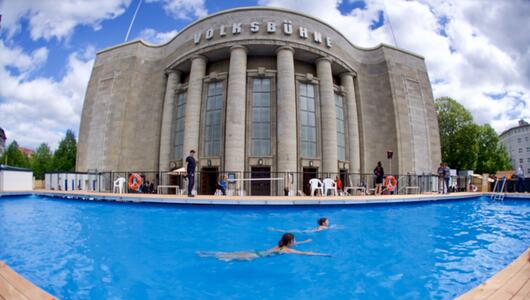 Baden vor der Volksbühne