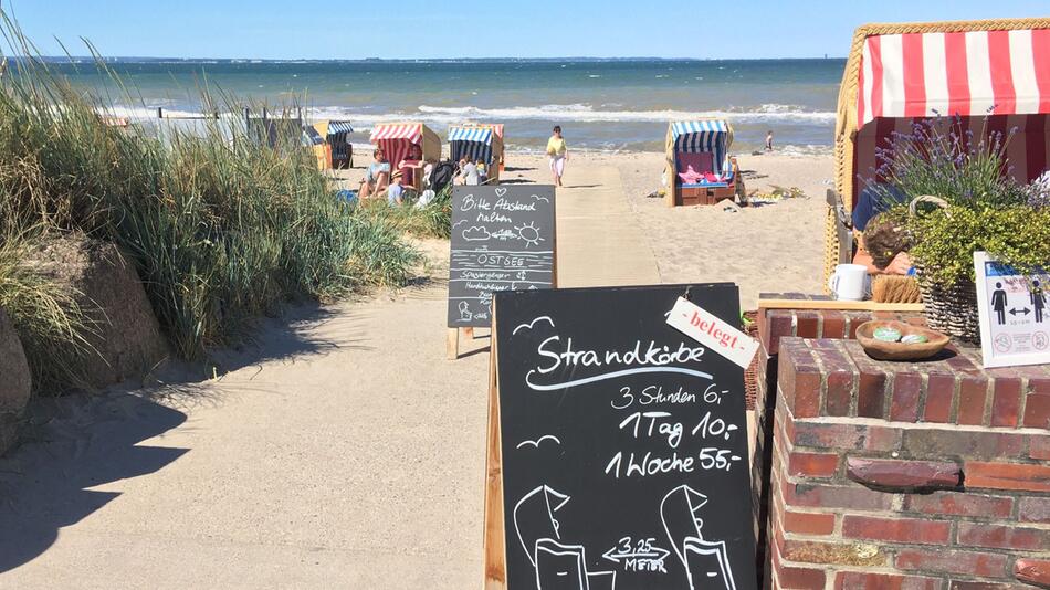 Kaum mehr freie Strandkörbe an der Ostsee