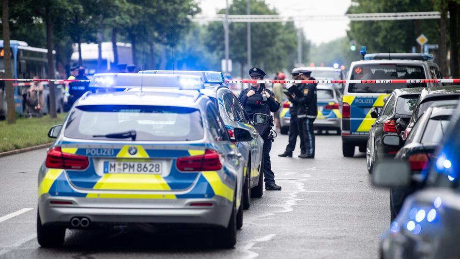 Auto fährt in München in Menschengruppe