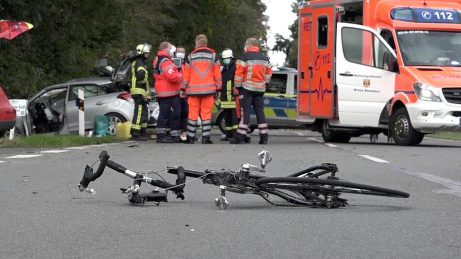 Frau in fünf Unfälle verwickelt - ein Toter