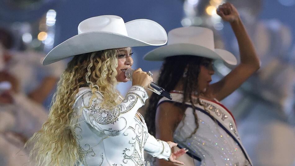 Beyoncé und Tochter Blue Ivy während ihres Auftritts am NFL Christmas Gameday.