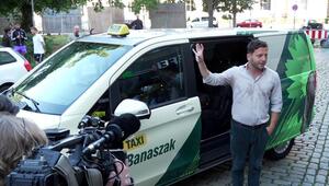 Wahlkampf: Grünen-Chef wird zum Taxifahrer