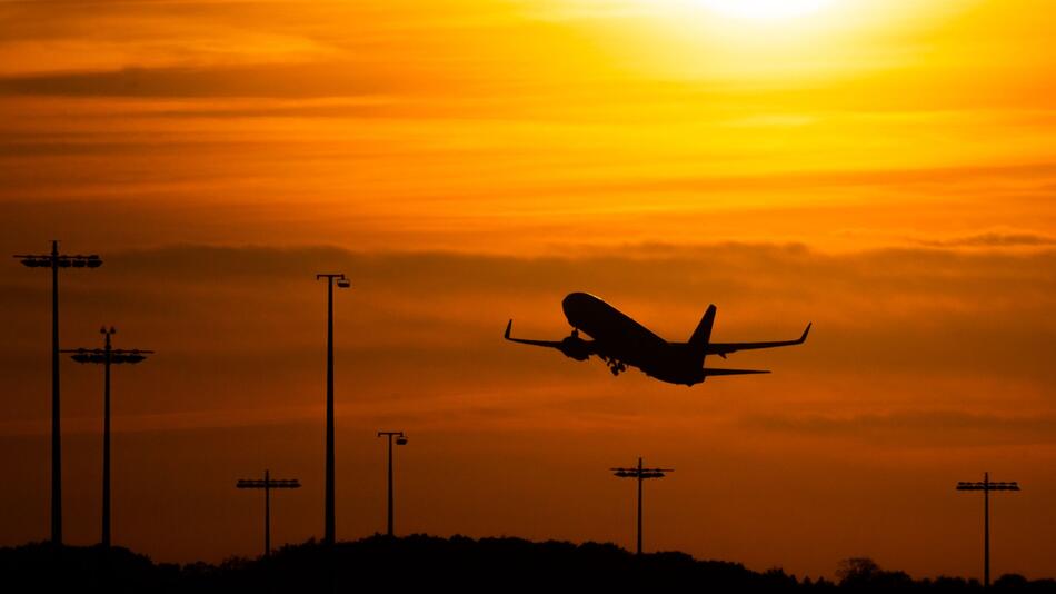 Flugzeug vor untergehender Sonne