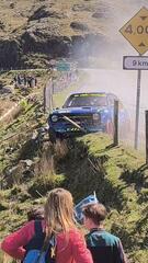 Rallyefahrer verliert Kontrolle – Zuschauer fliehen in letzter Sekunde