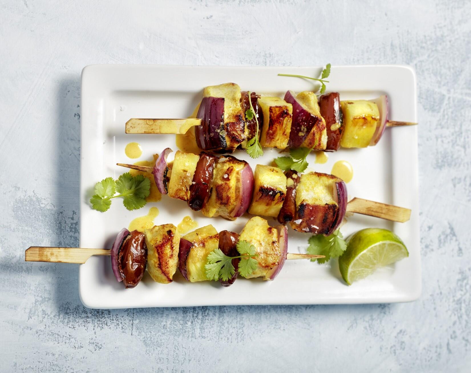 Gegrillte Puten-Curry-Spieße mit Ananas und Datteln | 1&amp;1