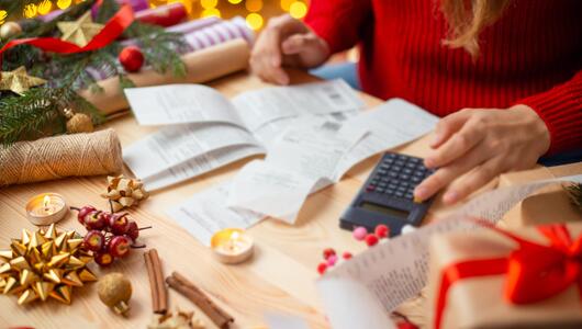 Frau kalkuliert Preise