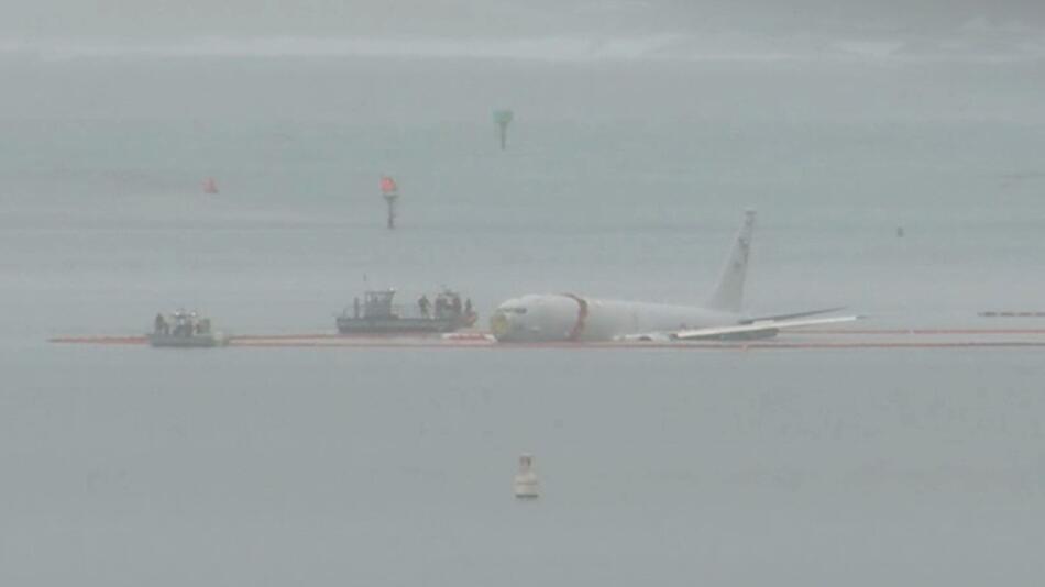Im Wasser gelandet: Taucher nehmen US Navy-Flugzeug vor Hawaiis unter die Lupe