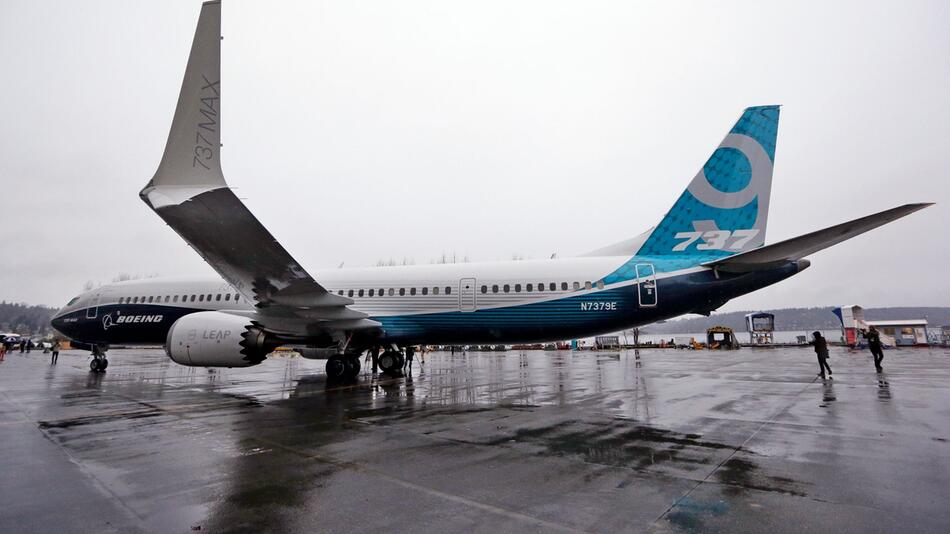 Das erste der großen Boeing 737-9 Max-Modelle steht vor der Produktionsstätte