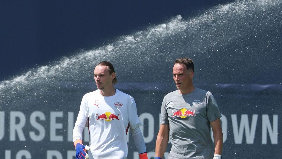 Torwart-Trainer Frederik Gößling (r)