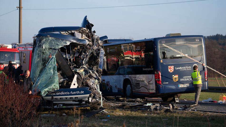 Zwei Schulbusse kollidiert