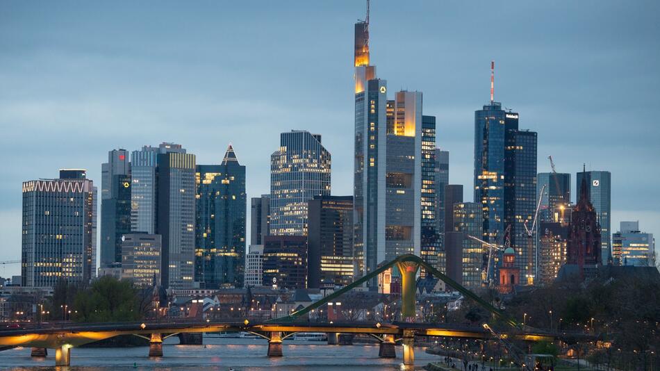 Bankenskyline von Frankfurt am Abend