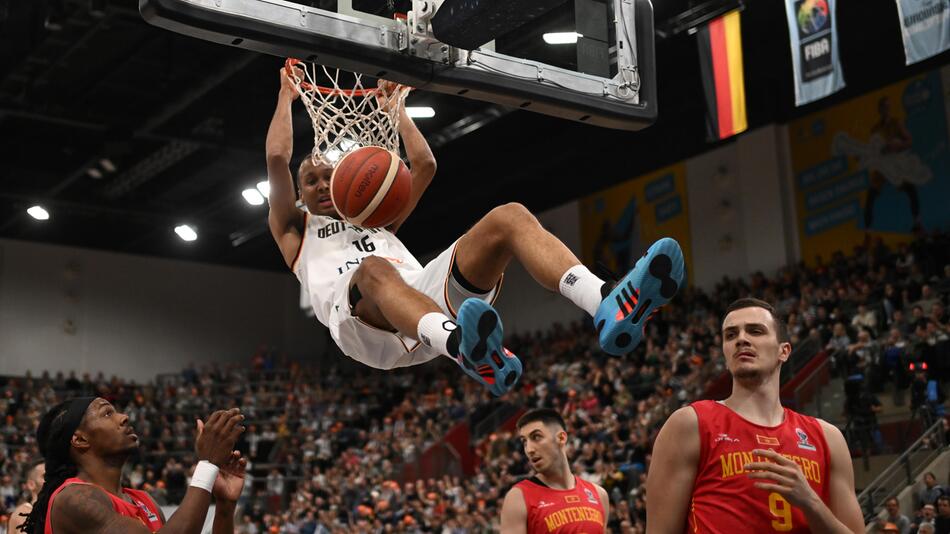 Louis Olinde trifft für die deutschen Basketballer gegen Montenegro