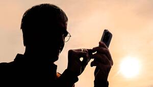 Älterer Mann benutzt ein Smartphone.