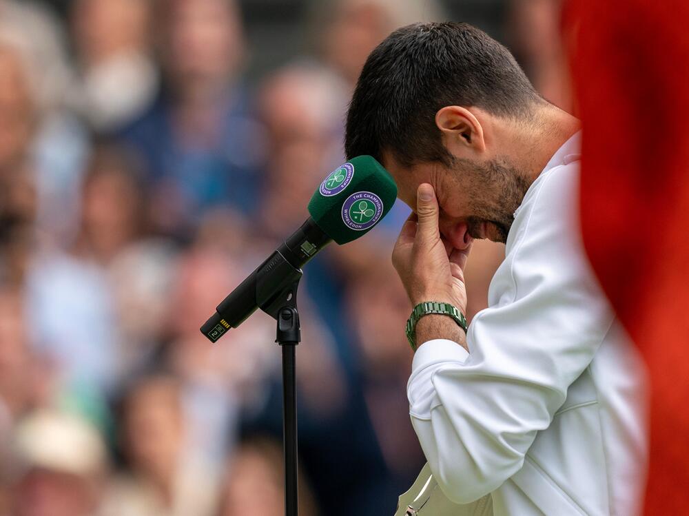 Novak Djokovic vergießt nach dem verlorenen Wimbledon-Finale Tränen