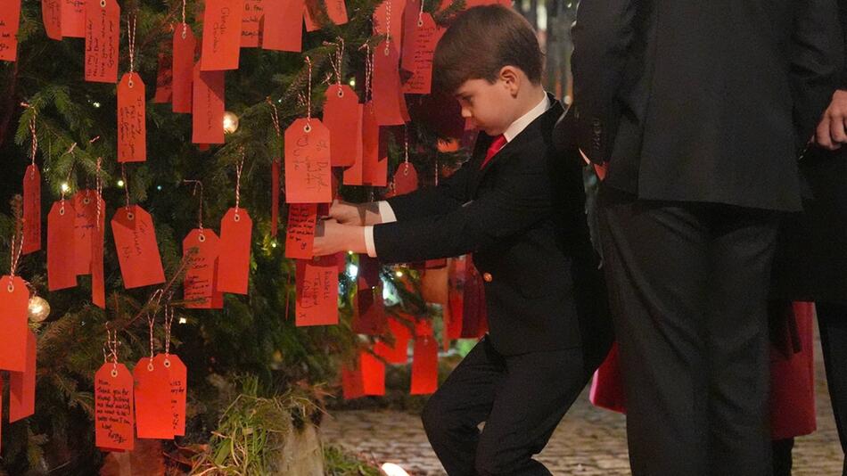 Prinz Louis hängte einen Zettel mit einer süßen Botschaft an den Baum vor der Westminster Abbey.