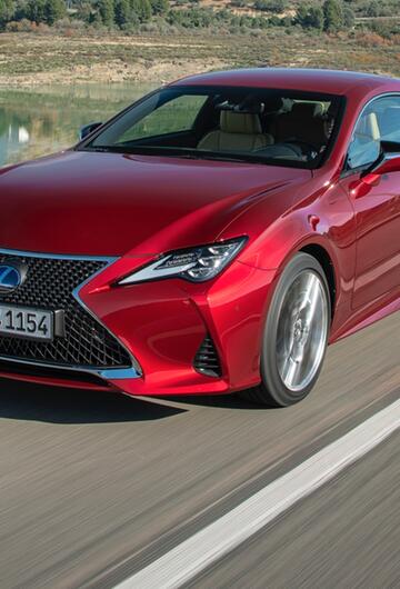 Verfeinerter Vollhybrid: Sportcoupe Lexus RC 300h jetzt mit noch mehr Finesse