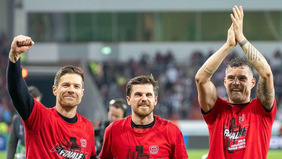 Xabi Alonso, Jonas Hofmann und Granit Xhaka feiern den Einzug von Bayer Leverkusen ins Finale ...