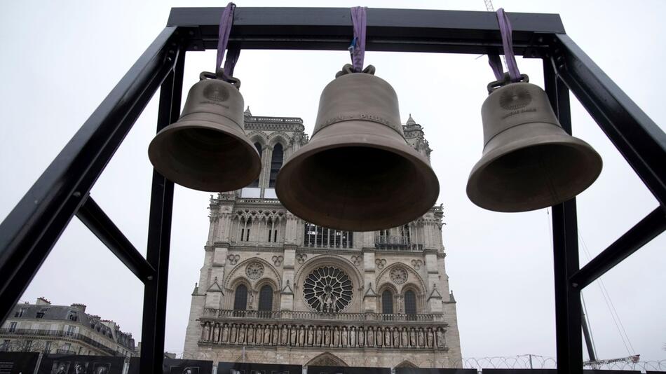 Olympia-Glocke in Pariser Notre-Dame aufgehängt