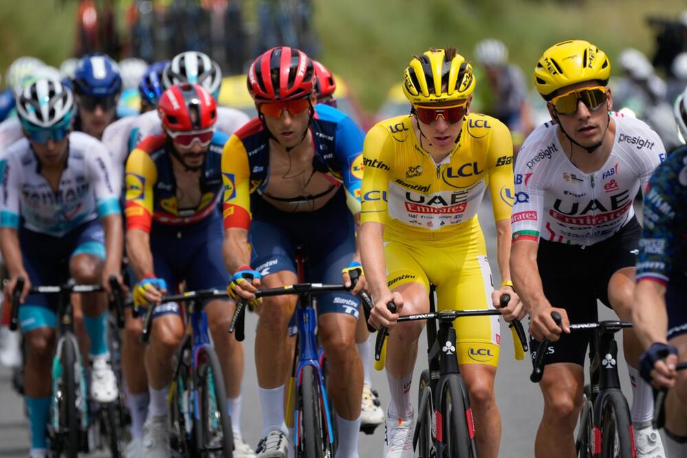 Tadej Pogacar beherrscht in seinem Gelben Trikot auch die 19. Etappe der Tour de France