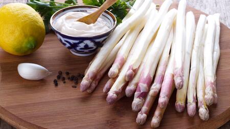 Spargelbauern hoffen auf gutes Wetter, Verbraucher auf stabile Preise
