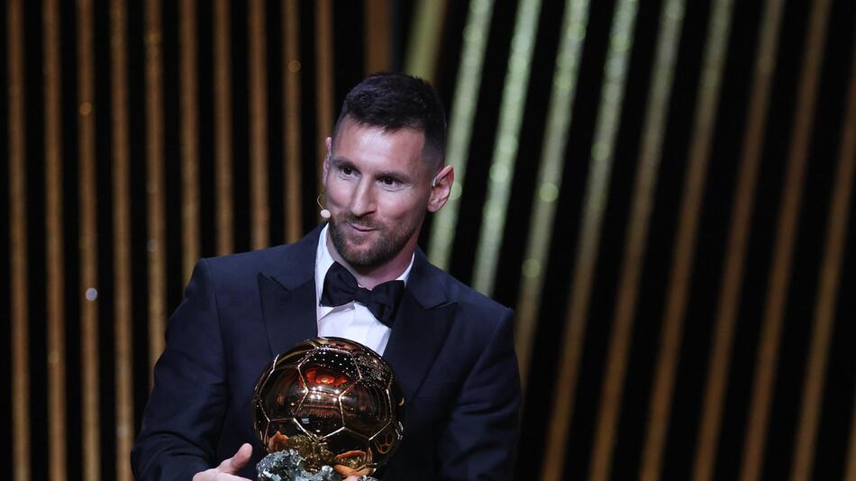 Lionel Messi mit dem Ballon d'Or.