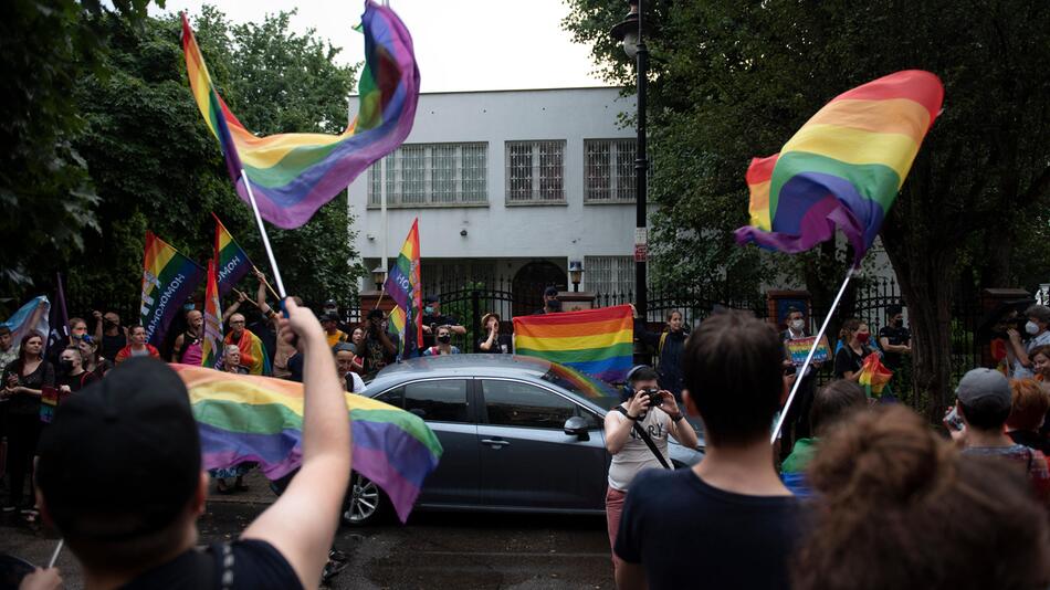 Demonstranten in Georgien mit LGBTQ-Flagge