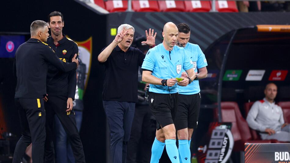 Roms Trainer Jose Mourinho lässt keine Gelegenheit aus, Anthony Taylor zu kritisieren