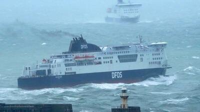 Fähren laufen im Hafen von Dover ein