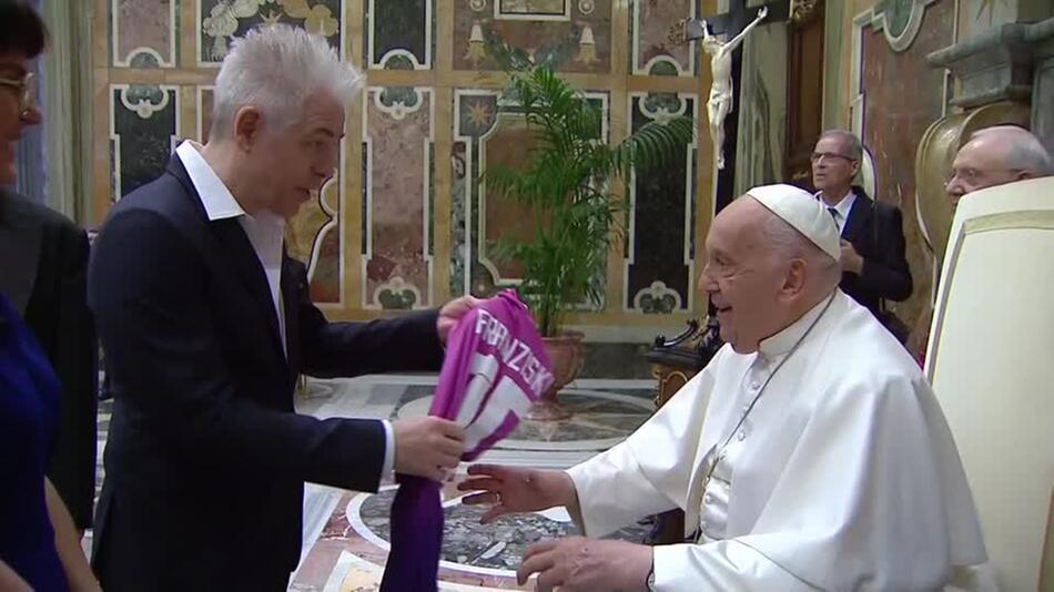 Papst trifft Comedians: "Man kann auch über Gott lachen"