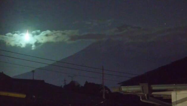 Meteor erleuchtet Nachthimmel über Berg Fuji