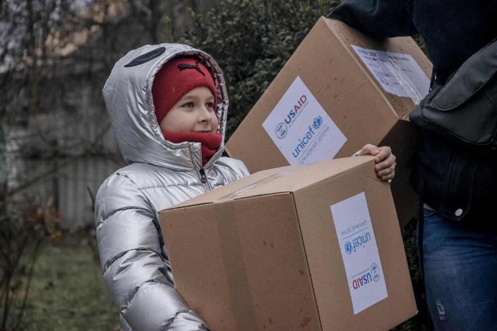 Im Dezember lieferte UNICEF mehr als 3.000 Sets mit Winterkleidung für Kinder in der Ukraine