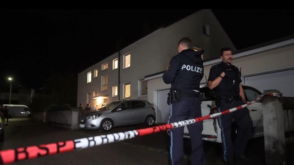 Polizei vor dem Mehrfamilienhaus