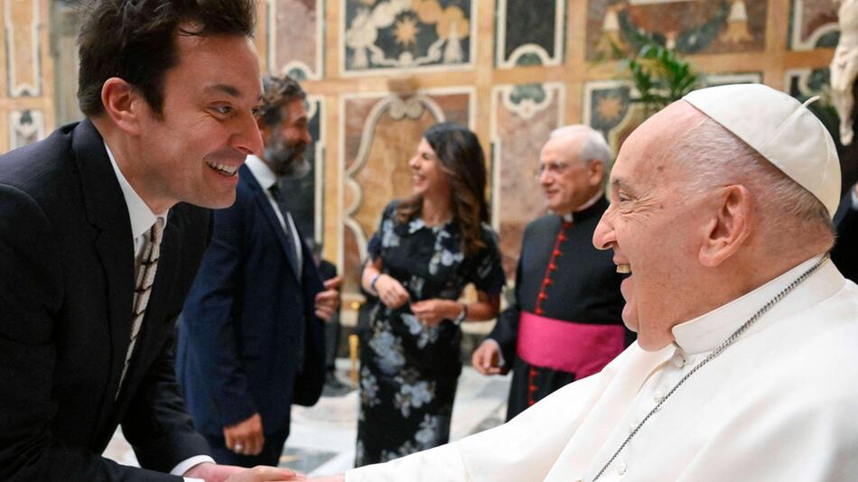 Papst Franziskus schüttelt dem US-Komiker und Late-Night-Talker Jimmy Fallon die Hand.