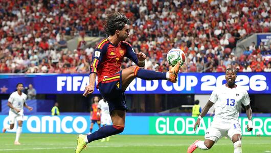 Ferran Torres nimmt gegen Kap Verde den Ball an.