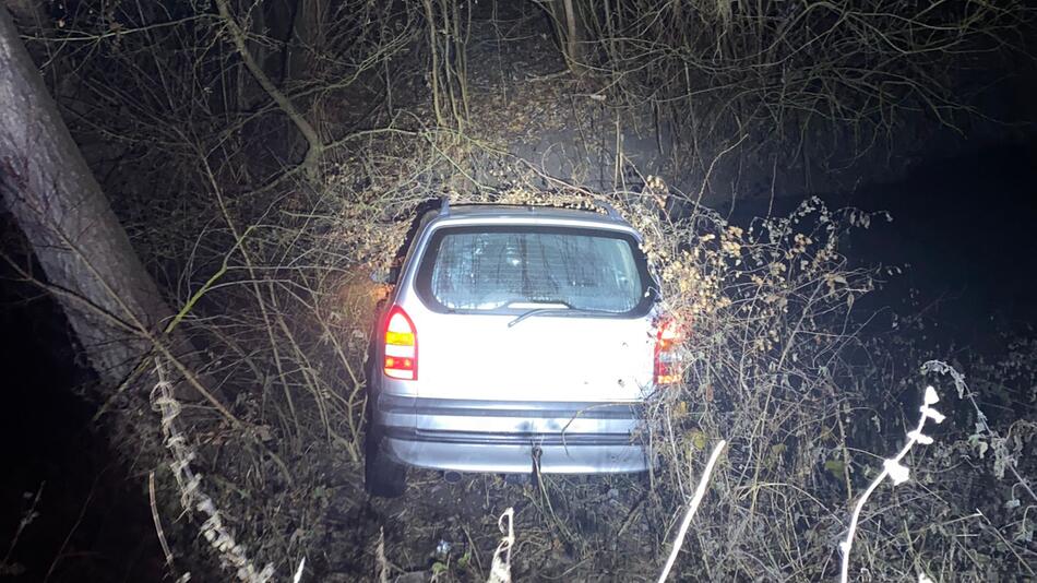 Auto rollt nach Verfolgungsjagd in einen Bach