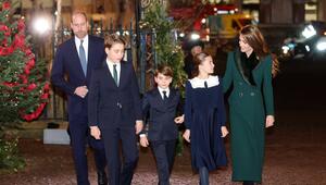Prinz William , Prinz George, Prinz Louis und Prinzessin Charlotte mit Prinzessin Kate vor dem ...