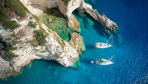 Segelboote vor Insel